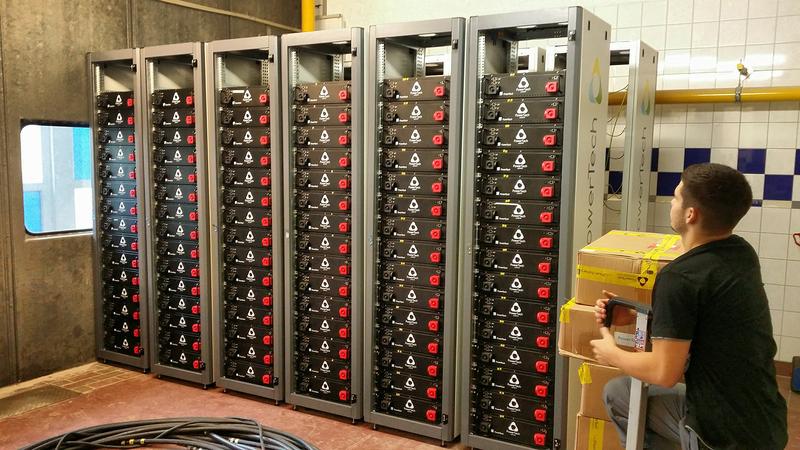 Installation des Batteriespeichersystems auf Borkum.