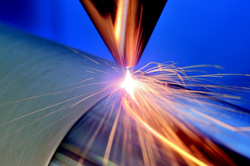 Den Prozess im Griff: Für anspruchsvolle additive Laserverfahren wie das Extreme Hochgeschwindigkeits- Laserauftragschweißen EHLA entstand am Fraunhofer ILT ein Inline-Messsystem.