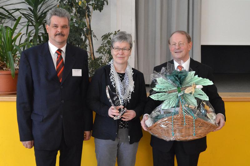 Dr. Ute Gärber vom Julius Kühn-Institut erhält GFS-Ehrenpreis (von li: Dr. Wolfram Junghanns, Vorsitzender SALUPLANTA; Dr. Gärber, Dr. Bernd Hoppe, Vorsitzender GFS e.V.)