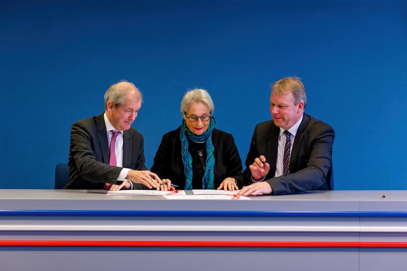 Jens Scholz (UKSH), Gabriele Gillessen-Kaesbach (UzL) and Lutz Kipp signed the certificate of incorporation for "Precision Health in Schleswig-Holstein"