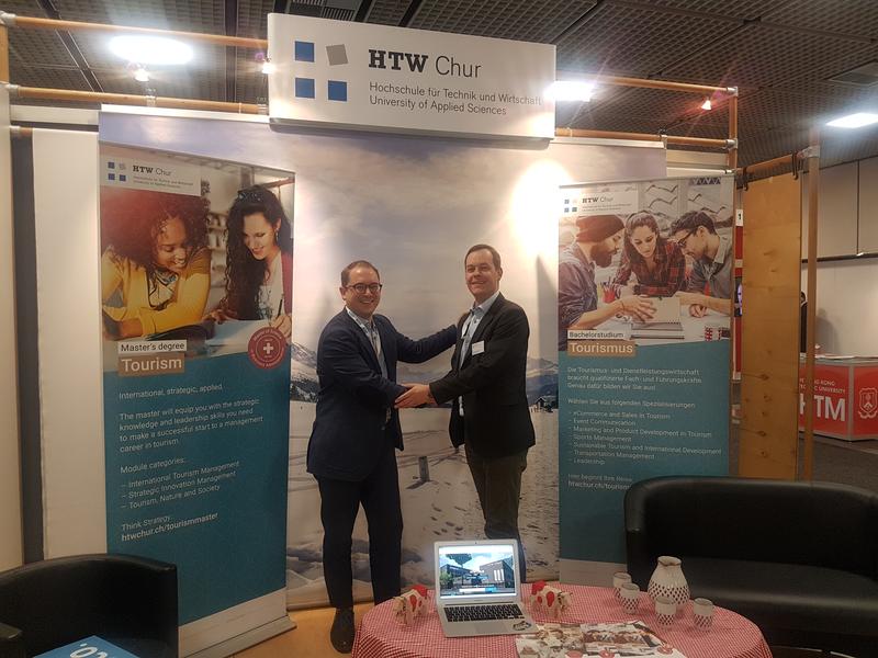 John Lohr, Director of Development bei Hosco, und Dr. Thorsten Merkle, Studienleiter an der HTW Chur, geben ihre Zusammenarbeit an der ITB Berlin bekannt.