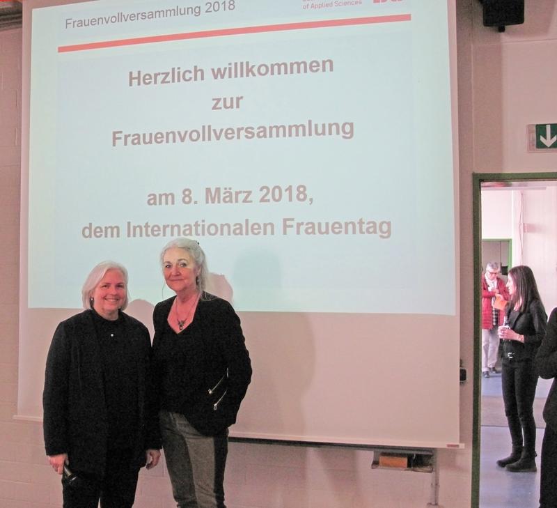 Aufklären und unterhalten: Die Gleichstellungsbeauftragte der Hochschule Bochum, Regina Schrade (links) und Wirtschaftsprofessorin Susanne Stark.