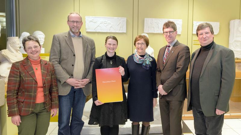Die Herausgeber, die Verlagsleiterin und der Universitätspräsident gratulieren der Preisträgerin des Philippika-Preises Jutta Günther