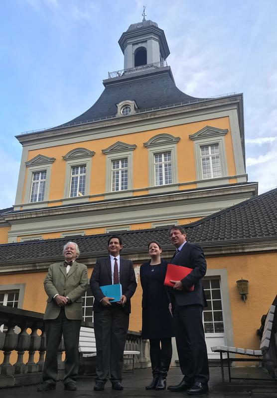 Nach der Disputation: Scheich Hassan Bin Mohammed Al Thani (zweiter von links) mit Betreuer Prof. Dr. Heinrich-Josef Klein (links), Prof. Dr. Birgit Ulrike Münch und Prof. Dr. Roland Kanz (rechts). 