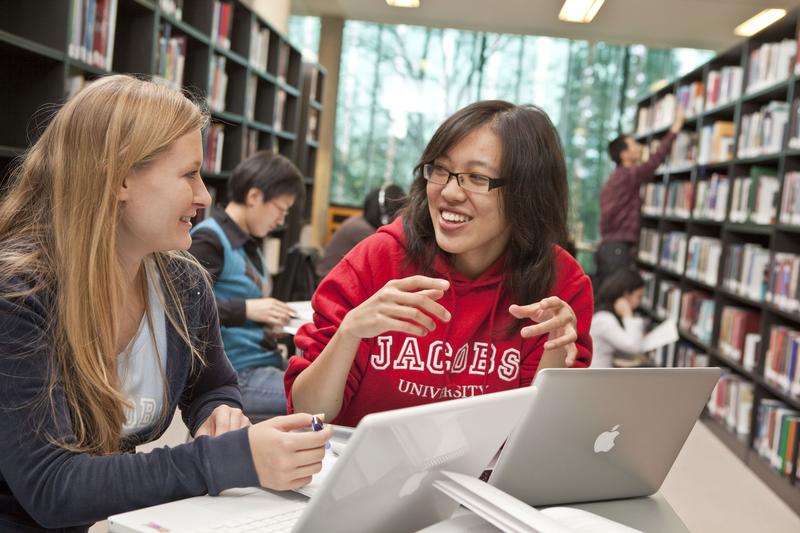 Wie läuft das Studium an einer internationalen Universität ab? Beim Schnuppertag bekommen Schülerinnen und Schüler Einblicke in das Campusleben an der Jacobs University.