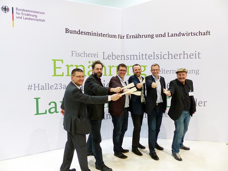Die Projektpartner Prof. Dr.-Ing. Jörg Woidasky, Dr. Karsten Schulz, Christian Klinke, Florian Hahnfeldt, Johannes Häfele und Micha Schradi (v.l.n.r.) auf der Internationalen Grünen Woche in Berlin.