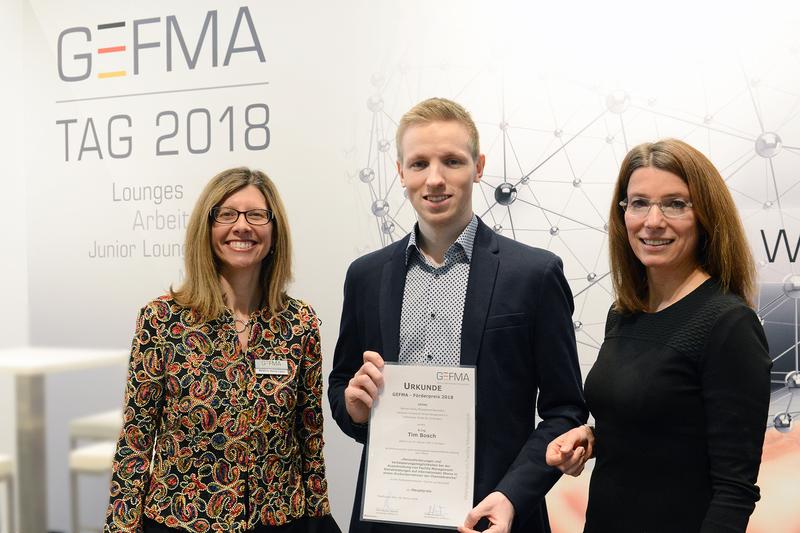 Tim Bosch und Beatriz Soria León (l.), stellvertretende Vorsitzende des Vorstands von GEFMA, und Prof. Dr. Carolin Bahr, Hochschule Karlsruhe 