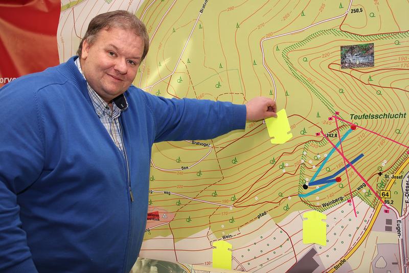 Ergebnisse seiner Untersuchungen im Gelände visualisiert Ralf Pankoke auf einer Karte in seinem Büro. So grenzt es das Gebiet ein, in dem einmal Weinbau stattgefunden haben könnte.