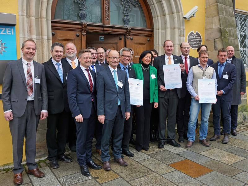 Übergabe der Urkunden mit Ludwig von Stern, Kanzler der OTH Amberg-Weiden (3.v.l.),  Staatssekretär Albert Füracker, MdL, (5.v.r.) und Prof. Dr. Markus Brautsch, Institut für Energietechnik IfE GmbH 