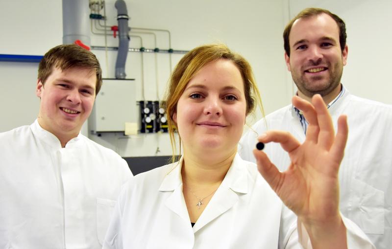Simon Nordstad (l.), Christina Wittke und Leewe Schönberg wollen mit ihrem Herstellungsverfahren für Referenzmaterialien eine eigene Firma gründen.