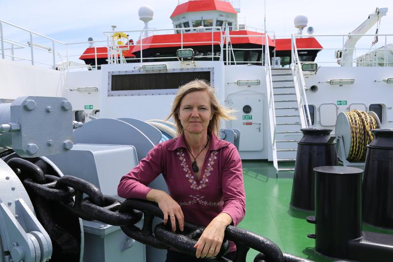 Andrea Koschinky an Deck des Forschungsschiffes SONNE. 