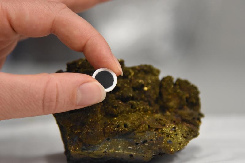 The team grinds up samples of rocks and other materials to nano-sized particles, such as iron ore (photo). They can be used as reference materials for precise calibration of measuring devices.