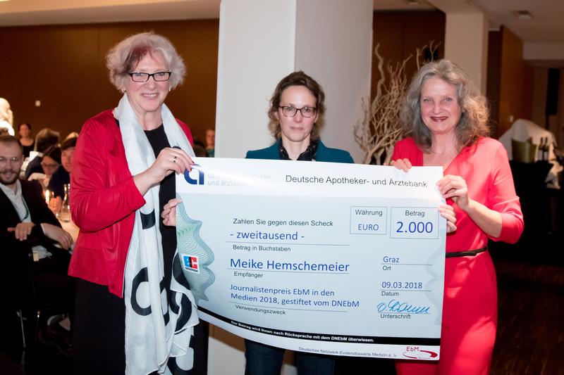 Meike Hemschemeier (Mitte) mit der Laudatorin Prof. Sylvia Sänger (links) und der Stellv. Vorsitzenden des DNEbM Prof. Ingrid Mühlhauser (rechts)