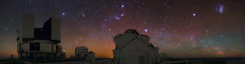 Nächtliches Panorama des Paranal Observatoriums. In der Mitte sind zwei der vier Hilfsteleskope zu sehen, die für die Beobachtungen verwendet wurden.