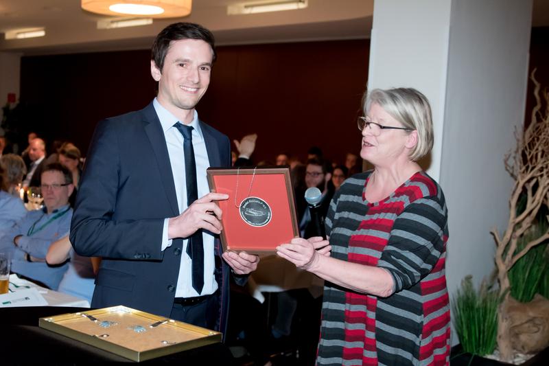 Dr. Dagmar Lühmann überreicht die David-Sackett-Medaille an Dr. Felix Hüttner 