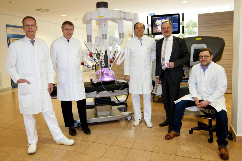 Dr. Winny, Professor Klempnauer, Professor Hillemanns, Dr. Tecklenburg und Dr. Zardo (von links) vor dem OP-Roboter da Vinci Xi.