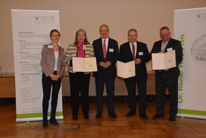 Prof. Lucia A. Reisch (Vorsitzende des Kuratoriums), Prof. Margit Bölts (DGE, Preisträgerin), Prof. Dr. Rainer Wild (Stifter und Vorstandsvorsitzender), Kurt Stümpfig und Roberto Jülich (Preisträger)