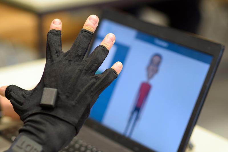 Die Forscher nutzen zur Digitalisierung der Gebärdenzeichen Handschuhe voller Sensoren. Ein Avatar auf einem Computer registriert die Bewegungen und stellt die Gebärden auf dem Bildschirm dar.