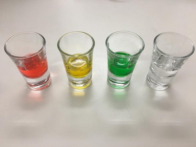 Beispiele für die unterschiedlichen Farben der Flüssigkeiten, die von den Versuchsteilnehmern gekostet wurden.