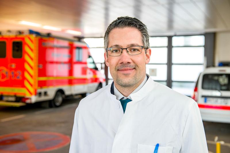 Notfall stoppen: PD Dr. Markus Bleckwenn vom Institut für Hausarztmedizin am Bonner Uni-Klinikum untersuchte Möglichkeiten der kardiovaskulären Prävention in der Hausarzt;