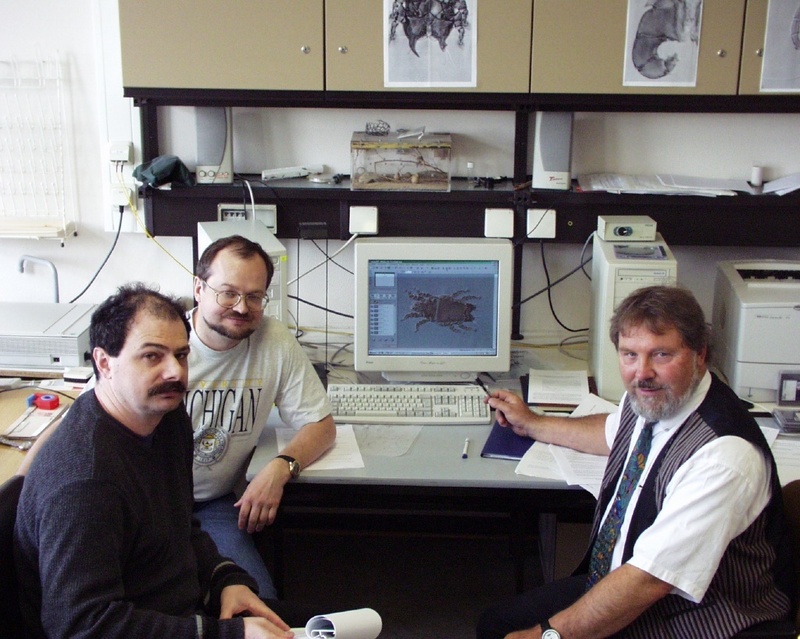 Vlnr: Dr. Dabert, Dr. Mironov und Prof. Dr. Ehrnsberger im Labor.