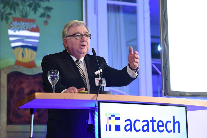 acatech Präsident Dieter Spath begrüßt die Gäste auf dem acatech Akademietag in Magdeburg zum Thema "Arbeit mit Zukunft"