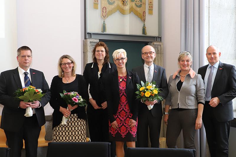 Neue und ausscheidende Präsidiumsmitglieder, von links: Peter Hecker, Katja Koch, Simone Kauffeld, Präsidentin Anke Kaysser-Pyzalla, Ulrich Reimers, Susanne Robra-Bissantz, HVP Dietmar Smyrek