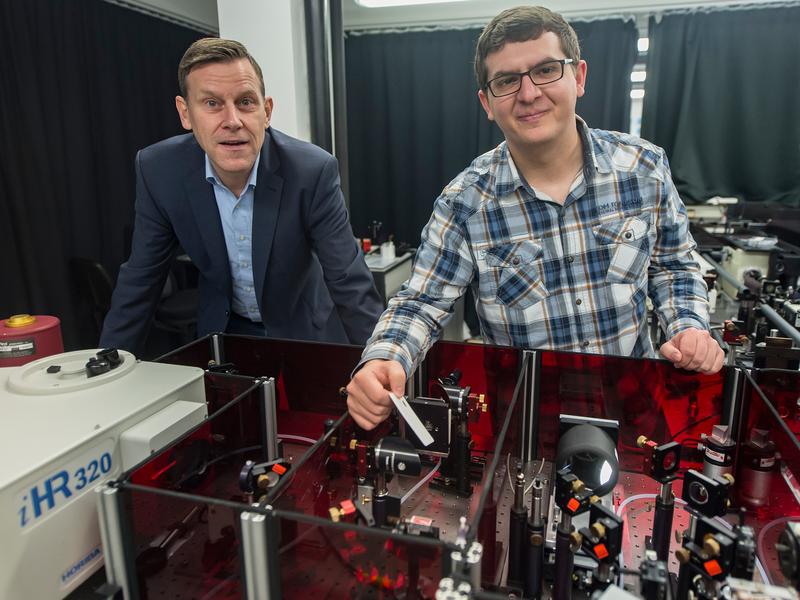 At the laser and infrared spectrometer: Prof. Peter Vöhringer (left) and Steffen Straub in the Institute for Physical and Theoretical Chemistry at University of Bonn. 