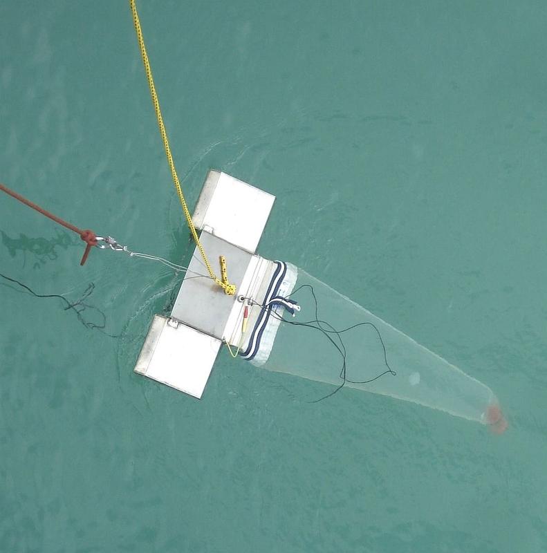 Der in Bayreuth entwickelte „Mini-Manta“-Trawl wird bei der Probennahme neben einem Boot durchs Wasser gezogen oder hängt, wie hier auf dem Bild, von einer Brücke herab. 