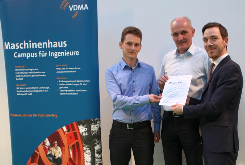 Michael Patrick Zeiner vom VDMA (r.) überreicht Prof. Dr. Torsten Hielscher (l.) und Dekan Prof. Dr. Thomas Reiner (M.) Fachbereich Angewandte Ingenieurwissenschaften das „Maschinenhaus-Zertifikat“