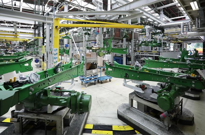 Auf der Fertigungslinie bei John Deere in Mannheim werden über 60 Montagevarianten durchgeführt.