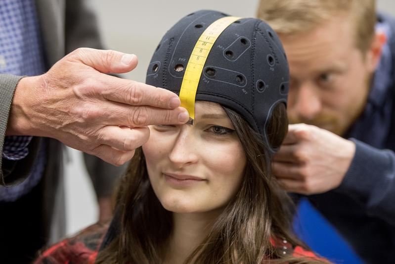 Bevor die Wissenschaftler die Elektroden anbringen, müssen sie den Kopf der Testperson vermessen. 