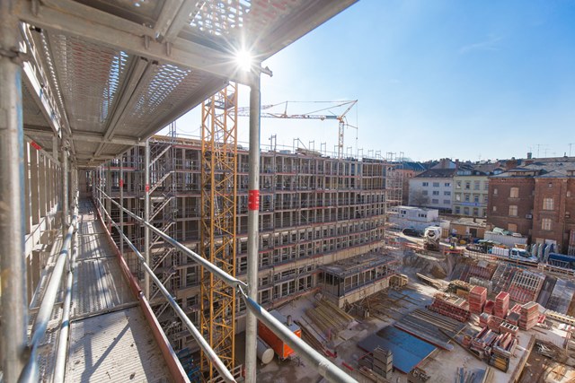 Der Neubau der Hochschule Fresenius in Wiesbaden schreitet gut voran.