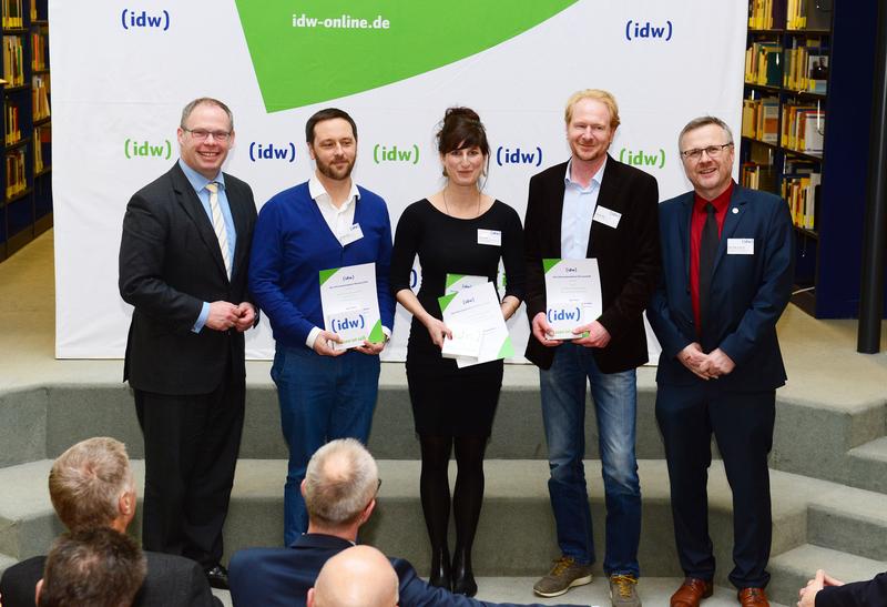 Die Preisträger mit den idw-Vorstandsmitgliedern Dr. Ulf Richter (ganz li.) und Josef Zens (ganz re.) v. l. n. r.: Mathias Rauck (2. Platz), Verena Müller (1.), Dr. Christian Flatz (3.).