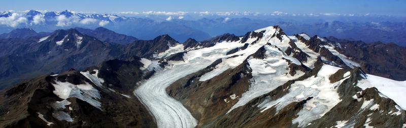 Gletscher machen die Folgen des Klimawandels auch heute bereits deutlich sichtbar, wie dieses Beispiel zeigt: Im Bild eine Aufnahme des Hintereisferners und der Weißkugel in Tirol.