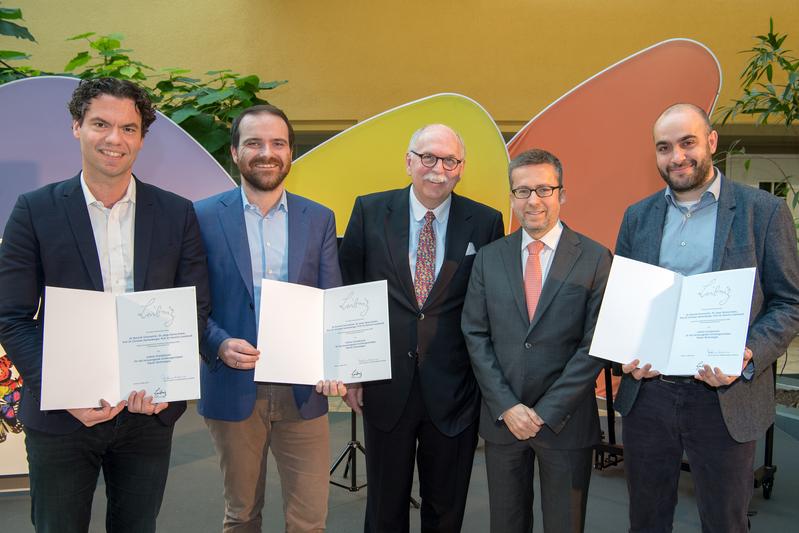 Leibniz-Gründerpreises 2018: Die Preisträger Christian Hackenberger, Dominik Schumacher und Jonas Helma-Smets (v.li.) mit EU-Kommissar Carlos Moedas (2. v.re.) und Leibniz-Präsident Matthias Kleiner.