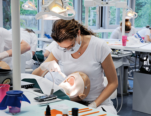 Praxisorientierte Ausbildung an den Zahnmedizinischen Kliniken der Universität Bern.