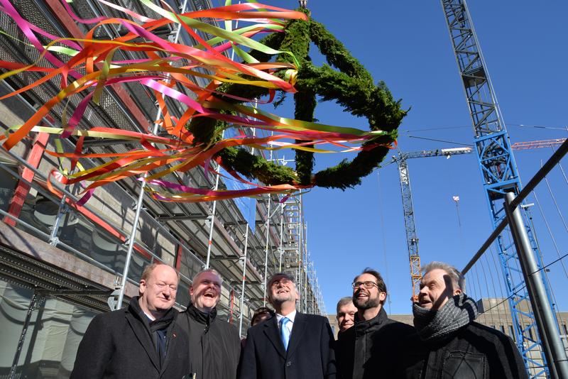 Richtfest mit (v.l.) Finanzminister Reinhold Hilbers, Wissenschaftsminister Björn Thümler, Oberbürgermeister Wolfgang Griesert, Florian Steinhoff und Unipräsident Prof. Dr. Wolfgang Lücke