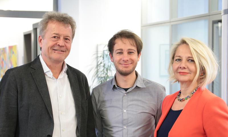 Der Dekan der Fakultät für Mathematik und Informatik Prof. Jörg Desel, Ronny Röwert von Kiron und Rektorin Prof. Ada Pellert (v.li.) freuen sich auf die Zusammenarbeit.