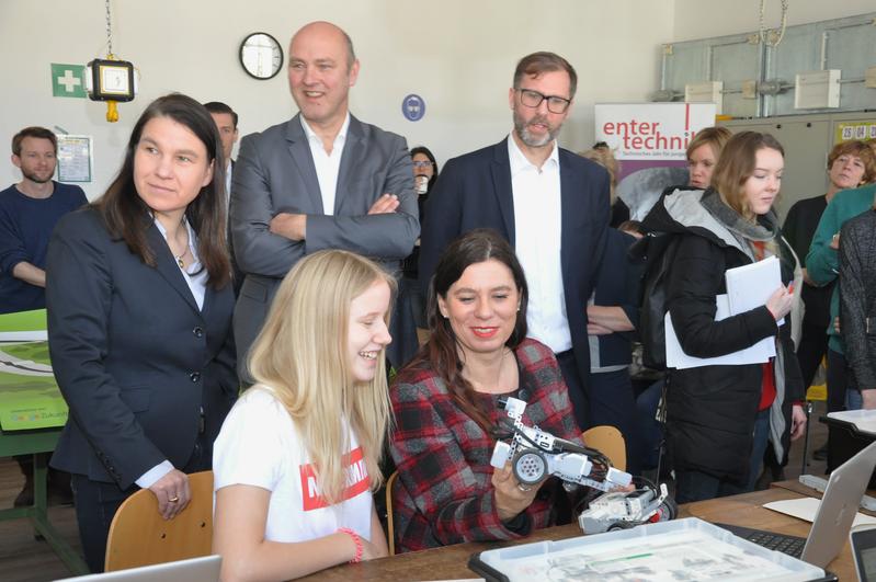  Bildungssenatorin Sandra Scheeres (vorne) mit (v.l.) Sabine Frank, Google Germany GmbH, Klaus Buß, Calliope gGmbH und Thorsten Leimbach, Fraunhofer IAIS.