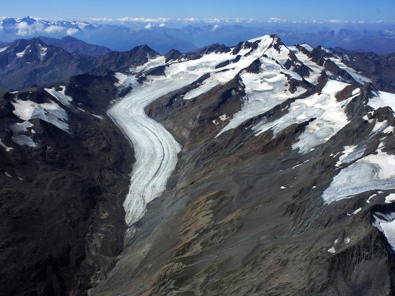 Gletscher machen die Folgen des Klimawandels auch heute bereits deutlich sichtbar, wie dieses Beispiel zeigt: Im Bild eine Aufnahme des Hintereisferners und der Weißkugel in Tirol.