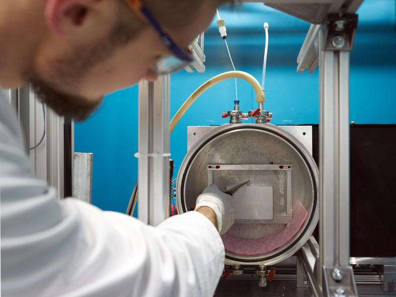 Mounting of a battery cell in the instrument ANTARES at FRM II. 