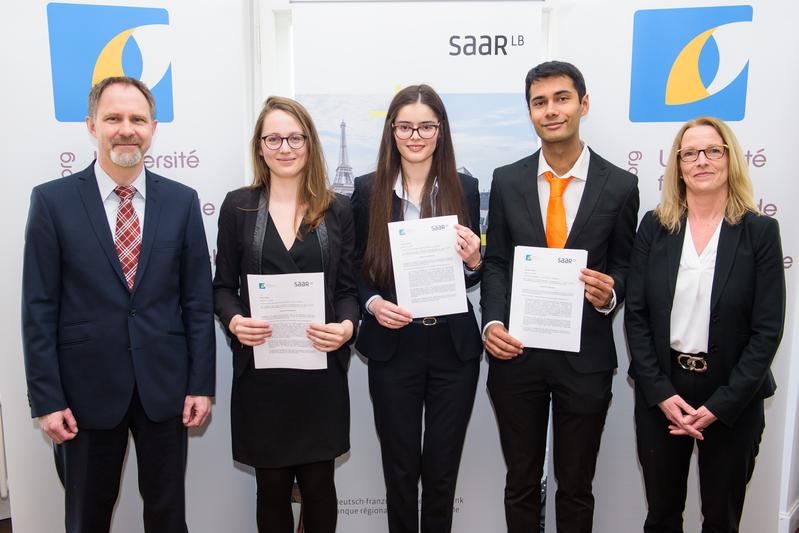 (v.l.n.r.:) Olivier Mentz, Vizepräsident der DFH,  die drei Stipendiaten, Maëva Gaillet, Almuth Breternitz und Christophe Pfeifer, sowie Katrin Spelz, Leiterin der Personalabteilung bei der SaarLB