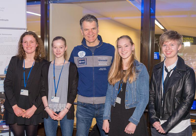 Am DLR Oberpfaffenhofen: (von links) Jelena Schmitz, Lilli Grube, Paolo Nespoli, Hannah van de Loo, Ann-Kristin Schramm auf der Brücke des ISS-Kontrollzentrums.