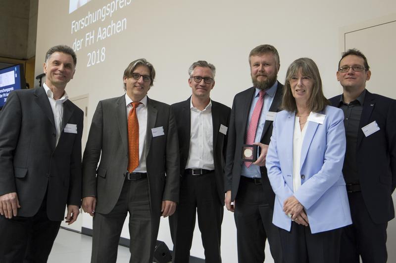 Forschungspreis der FH Aachen: Preisträger Prof. Dr. Bernd Dachwald (3.v.r.) sowie die Nominierten und die Prorektorin für Forschung und Innovation, Prof. Dr. Doris Samm (2.v.r.)