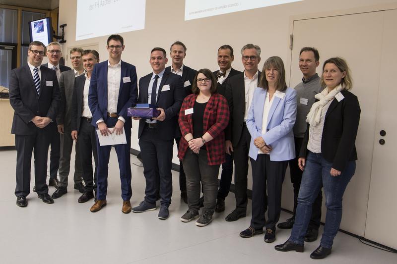 Die Preisträgerinnen und Preisträger, Betreuerinnen und Betreuer sowie die Jurymitglieder des Lumileds-Nachwuchspreises, verliehen am Tag der Forschung 2018 der FH Aachen