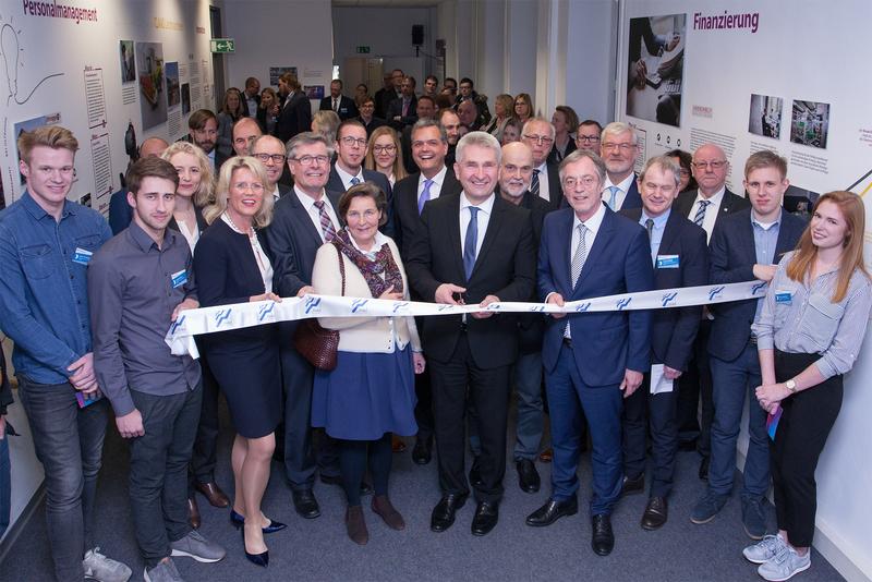 Eröffnung der Ausstellung "Zukunft Mittelstand" mit Professor Dr. Andreas Pinkwart, Minister für Wirtschaft, Innovation, Digitalisierung und Energie des Landes Nordrhein-Westfalen 