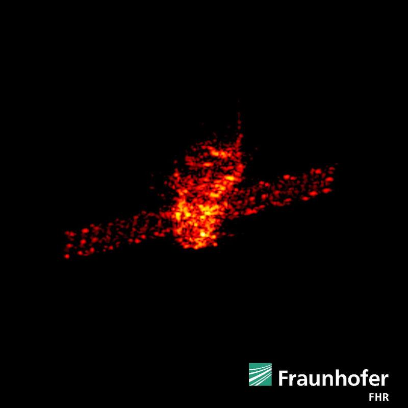 Radarabbildung von Tiangong-1 aufgenommen mit Weltraumradar TIRA bei einer Bahnhöhe von ca. 270 km über der Erde. Der Hauptkörper und die Solarpanels der Raumstation sind deutlich zu erkennen.