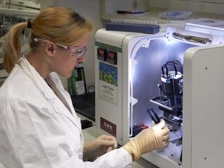First author Catharina Kober with the LegioTyper-chip