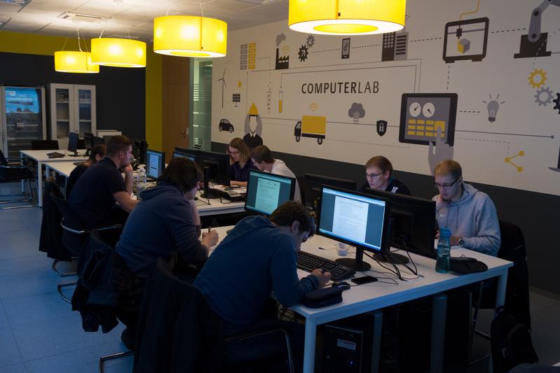 Data Scientist ist das Berufsfeld der Zukunft: Studierende der Hochschule OWL lernen im Computerlabor in angenehmer Atmosphäre.